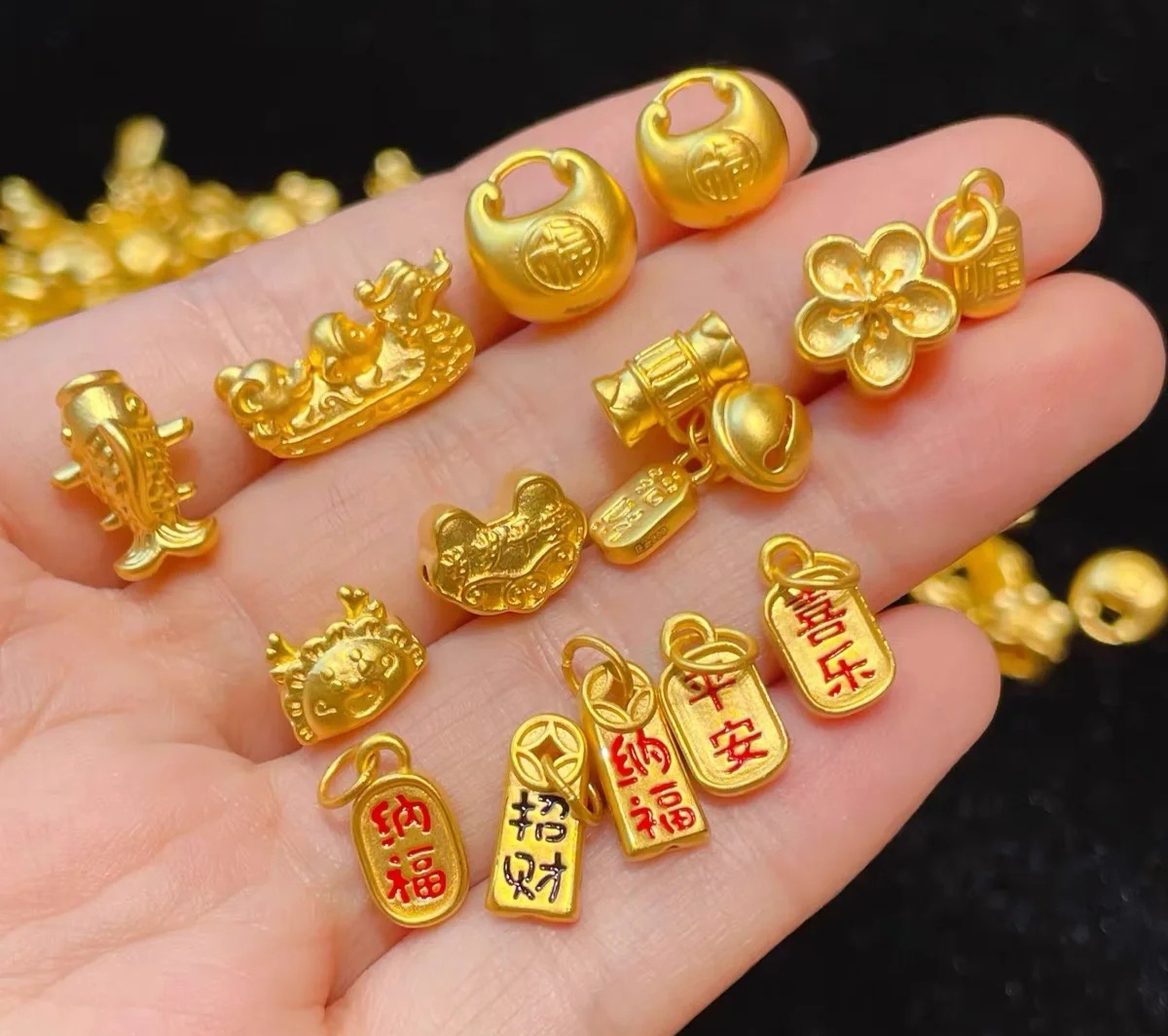 黄金小配饰